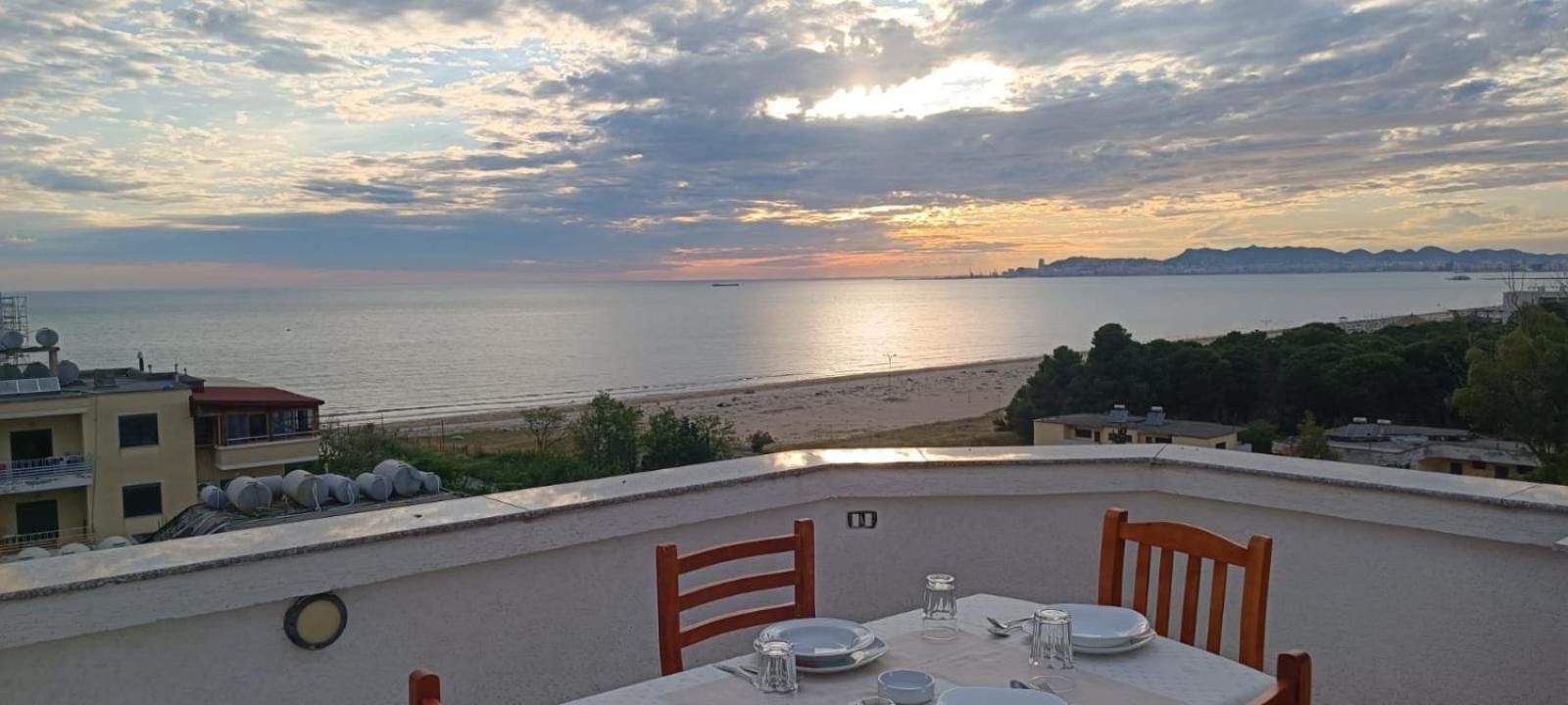 Romance Holiday Garden Inn Durres Bagian luar foto