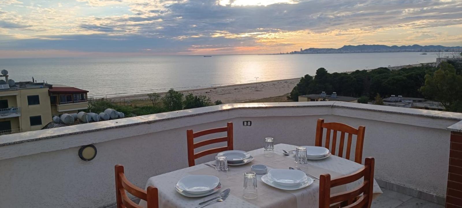 Romance Holiday Garden Inn Durres Bagian luar foto